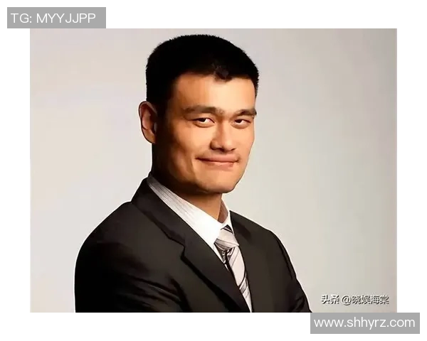 姚明短袖白衫展现运动魅力与时尚风范的完美结合