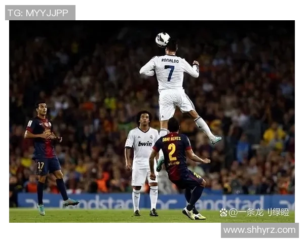 全球头球王者盘点足球明星们的空中对决与荣耀