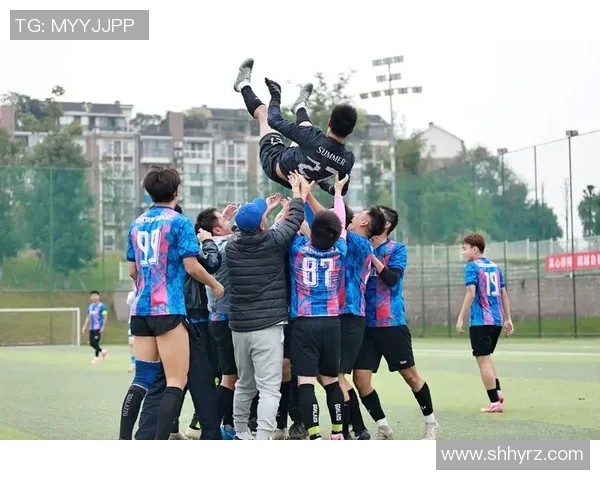 香港足球明星队精彩表演视频回顾展现球场魅力与团队精神